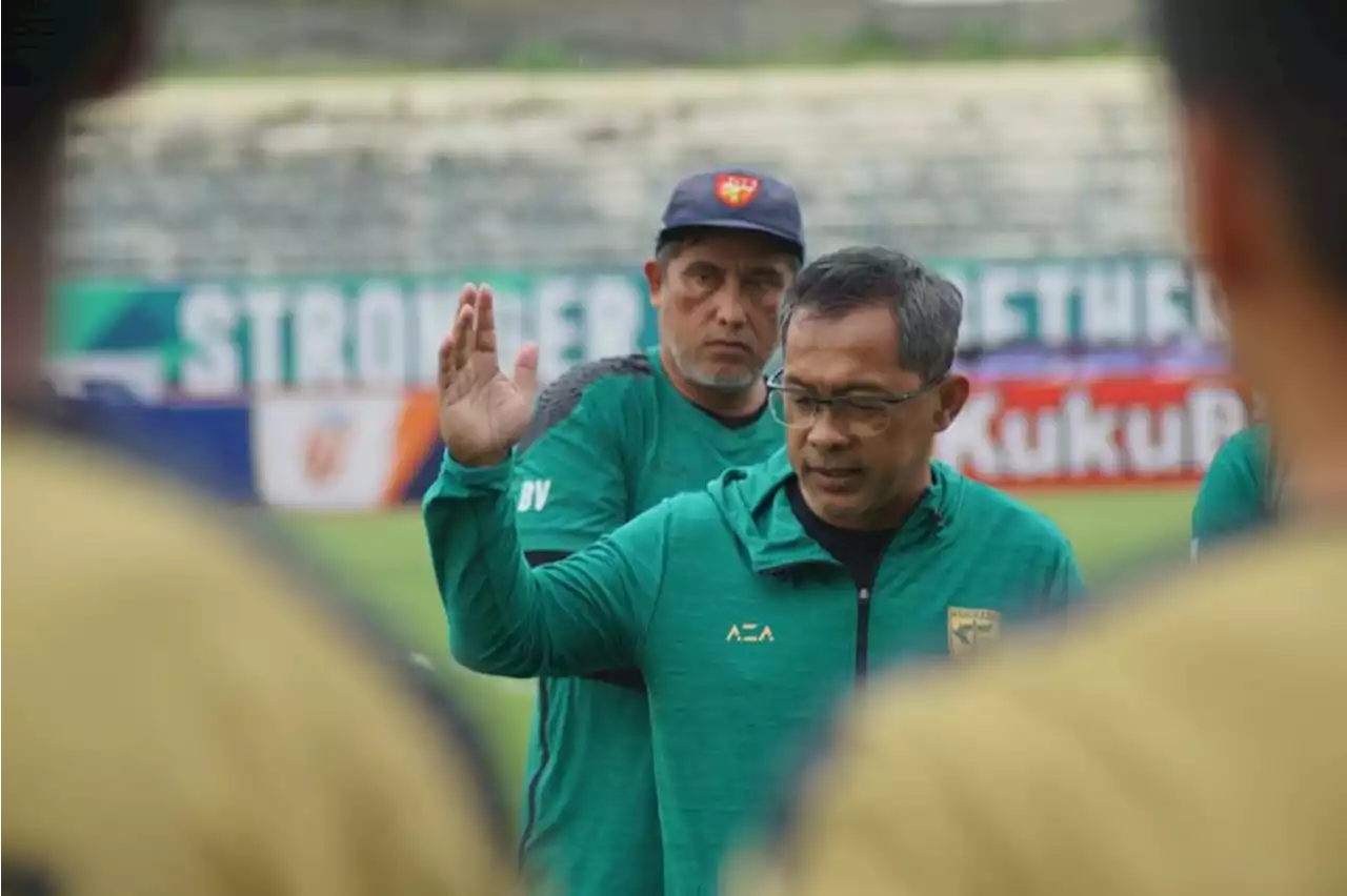 Aji Santoso minta pemain Persebaya hormati kontrak hingga usai