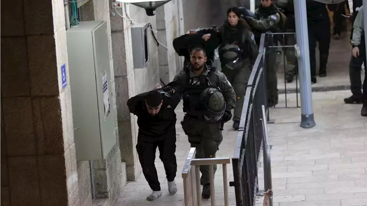 Israeli police raid Jerusalem's al-Aqsa Mosque compound, arrest hundreds