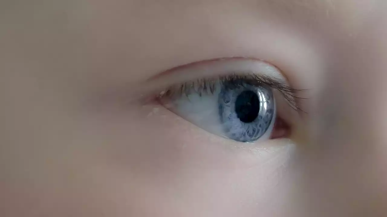 Collyres pour les yeux: attention aux effets indésirables chez les enfants