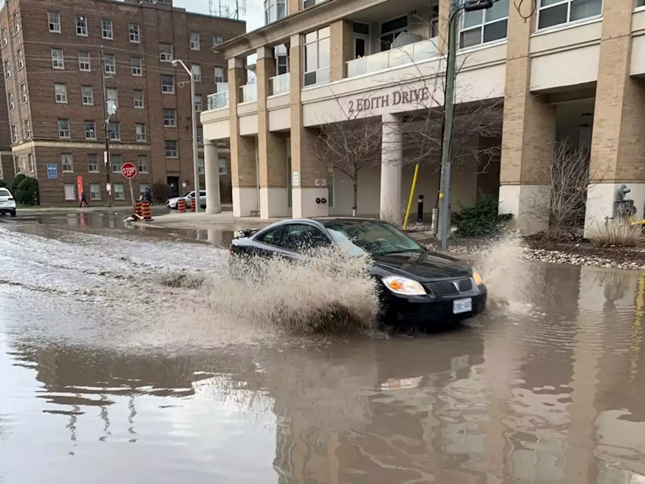 Thousands without power as Ontario hit with thunderstorms, heavy rains and snow