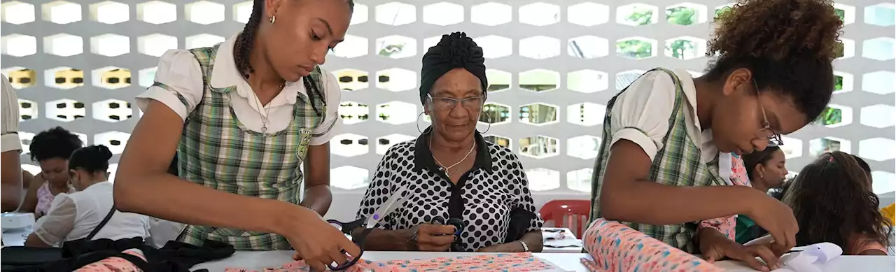 El emprendimiento que enseña a las comunidades a hacer calzones absorbentes para la menstruación - Colombia Visible