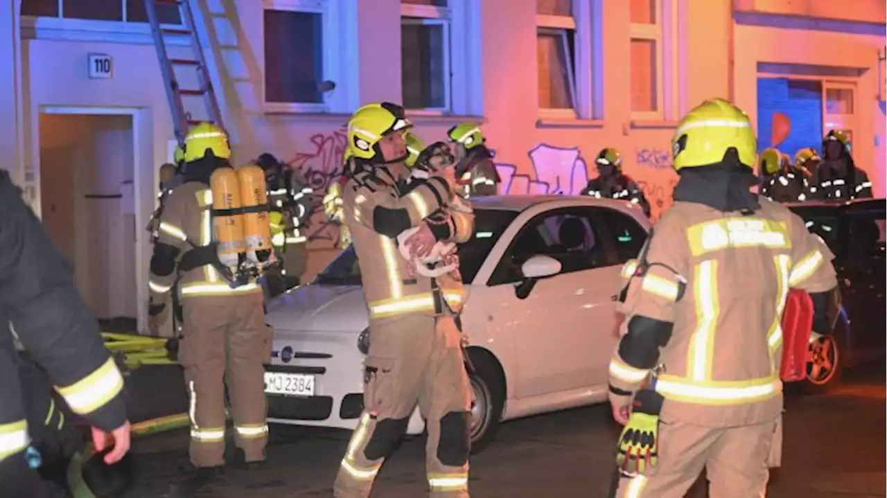 Feuerwehr rettet fünf Menschen, Hund und Katze aus brennendem Haus