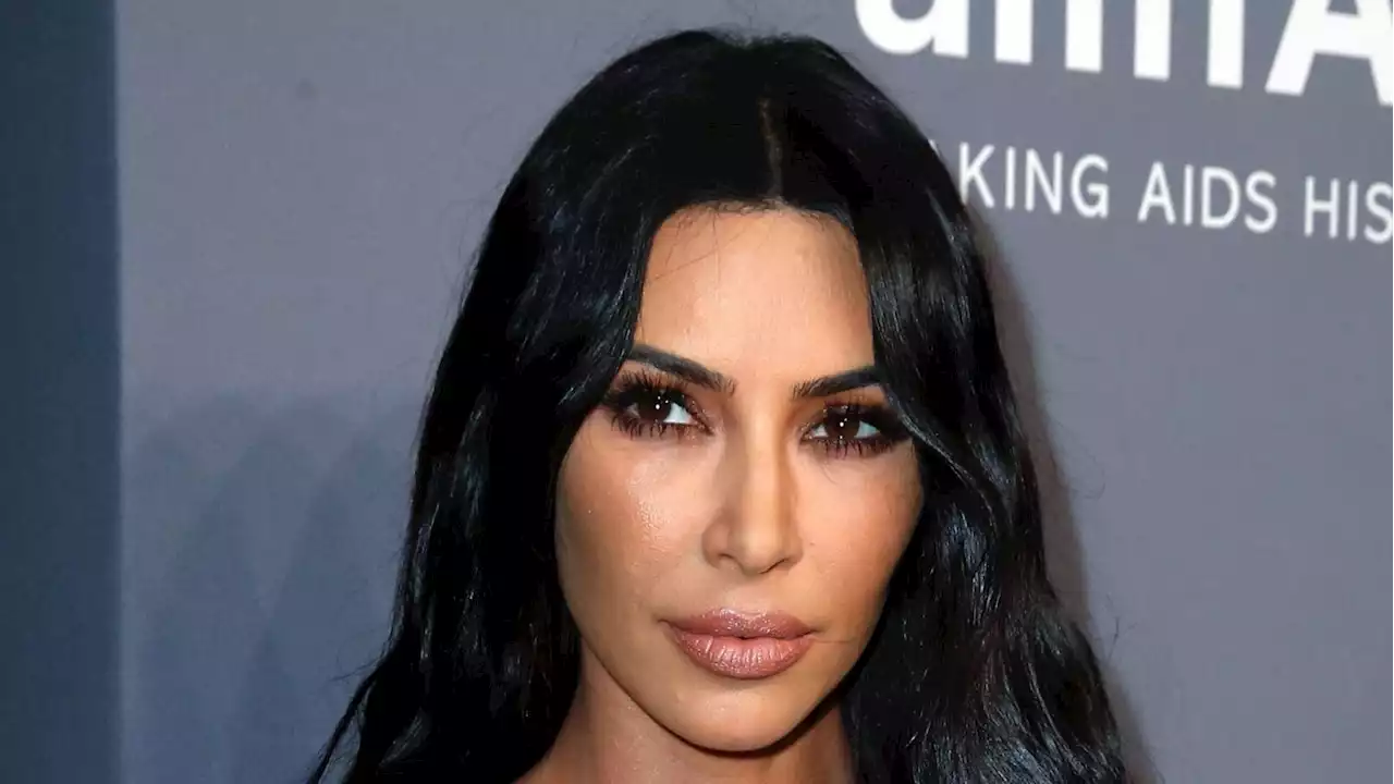 Dans la chambre des stars. Kim Kardashian revient sur son expérience très coquine à la télévision...