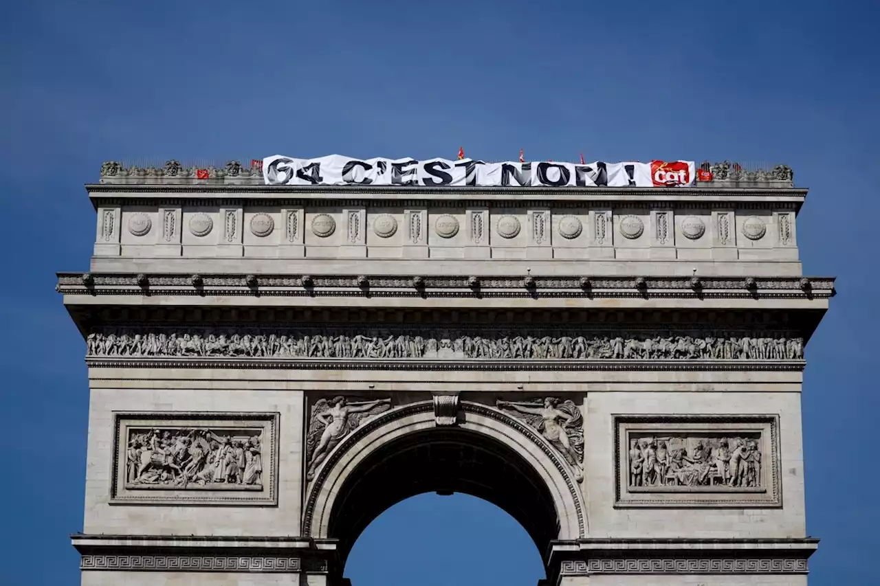 Paris : une banderole contre la réforme des retraites déployée en haut de l'Arc de Triomphe