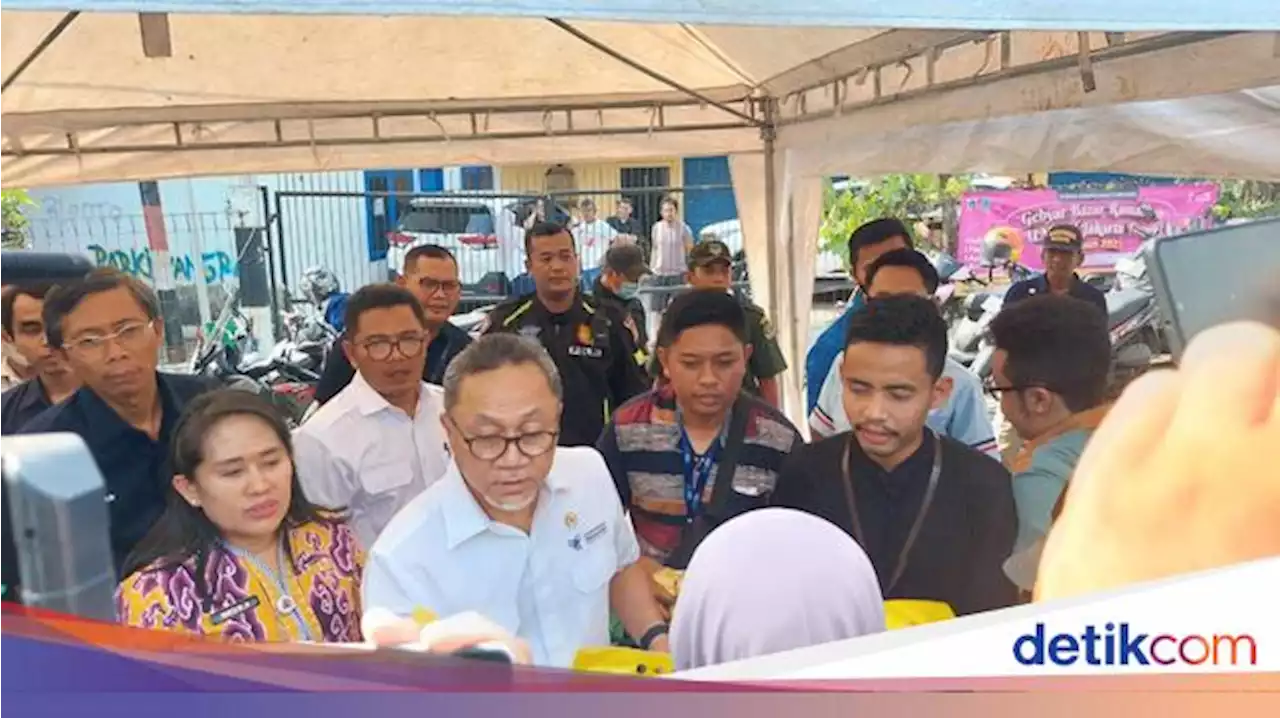 Zulhas Bagi-bagi Beras dan Minyakita, Antrean Warga Mengular