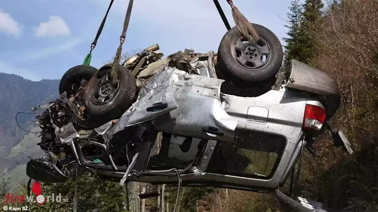 Schweiz: Pkw kollidiert in Kurve mit Betonelementen → Auto in die Tiefe gestürzt, ein Toter (18)