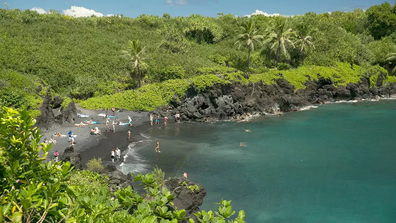 Hawaii mulls fees for ecotourism crush