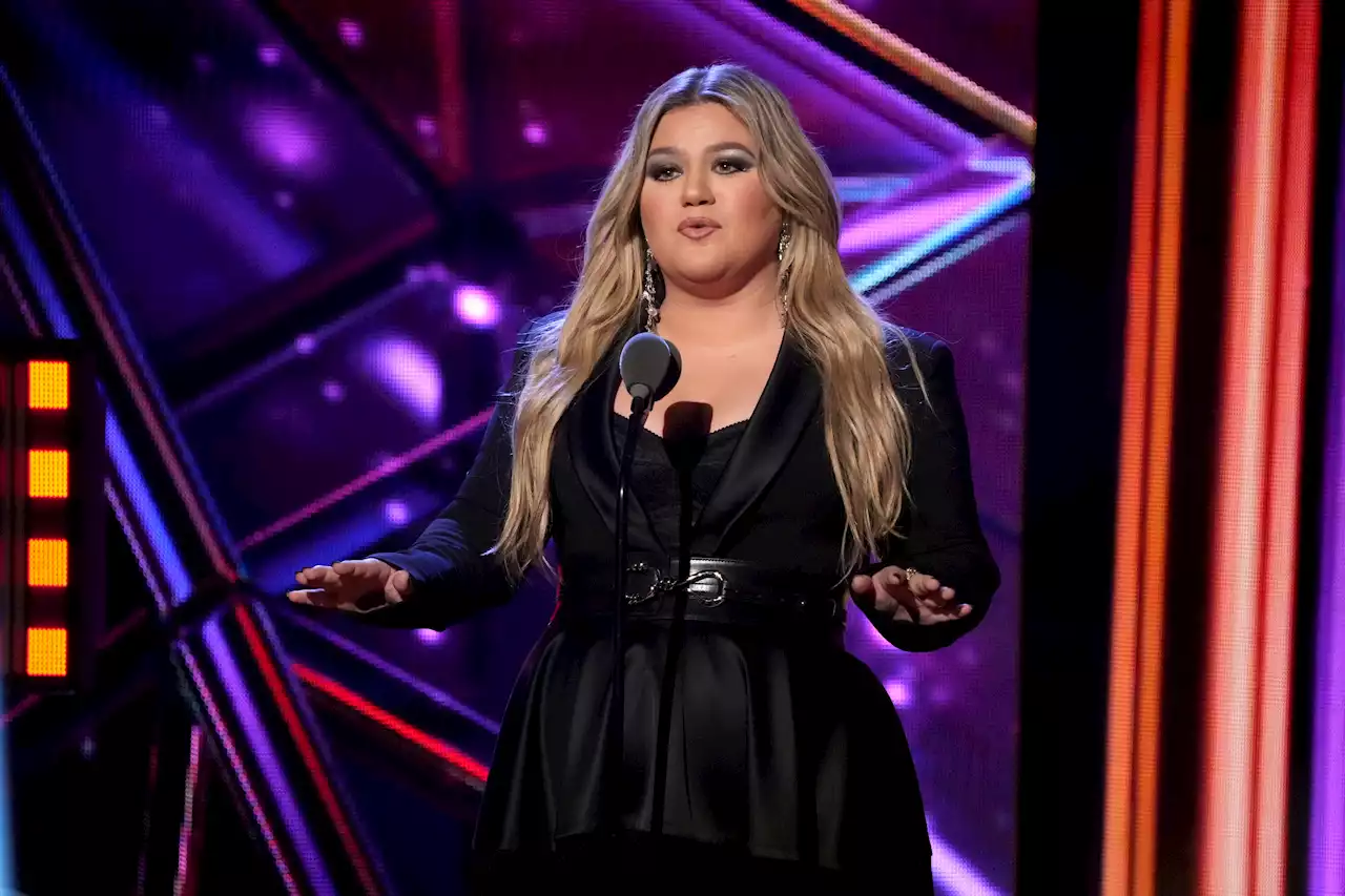 Kelly Clarkson bashes ex Brandon Blackstock in new song amid legal drama