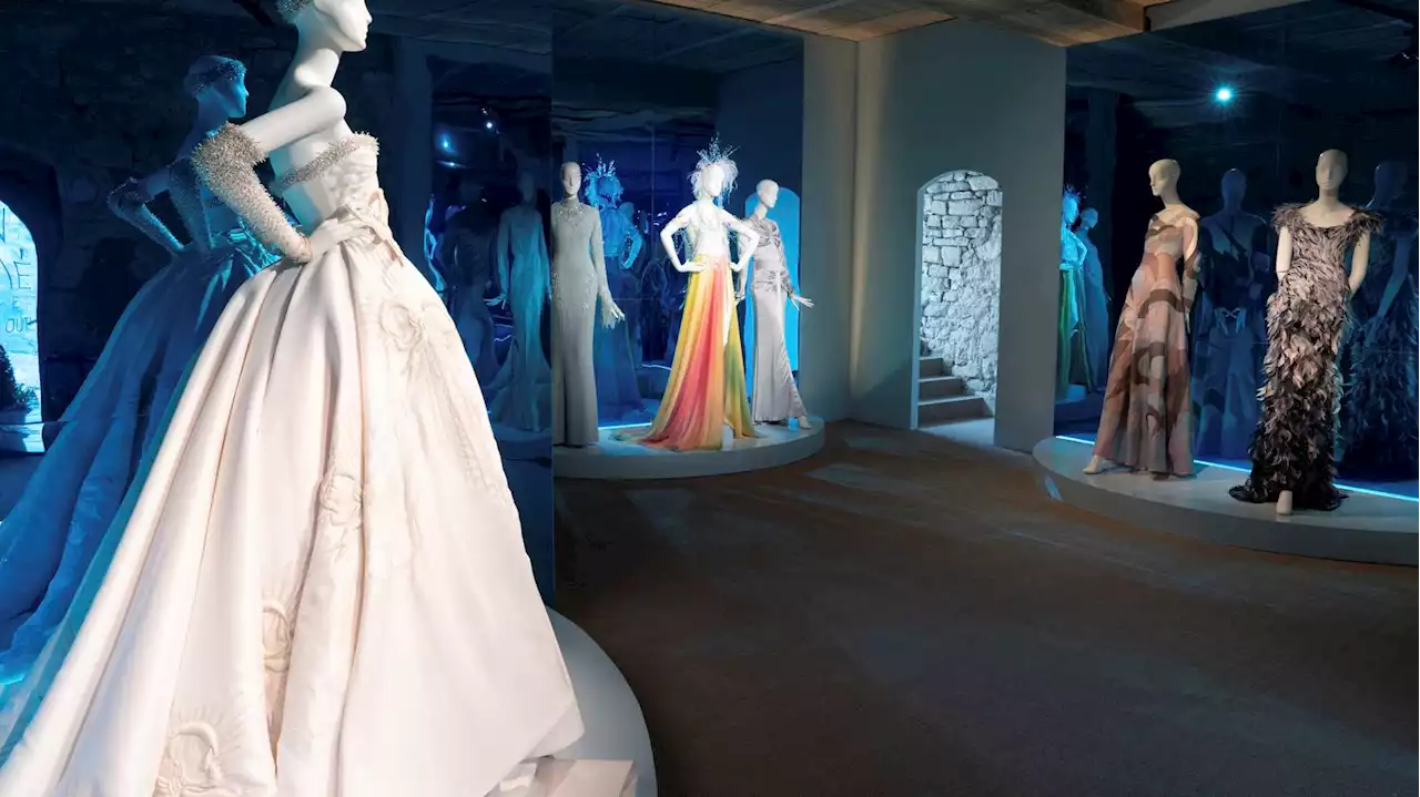 Le couturier Julien Fournié expose son savoir-faire et artisanat au musée Scad Fash du village médiéval Lacoste