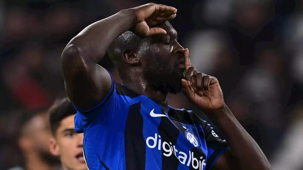 Il nervosismo, la freddezza sul rigore, la rissa e i buu razzisti: la notte di Lukaku