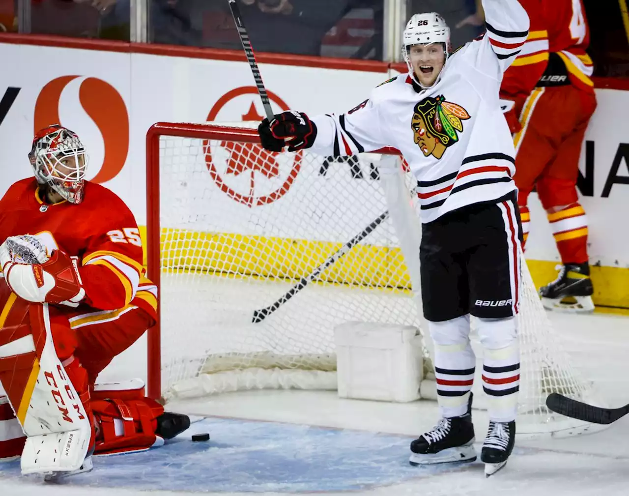 Blackhawks end losing skid by burning Flames 4-3