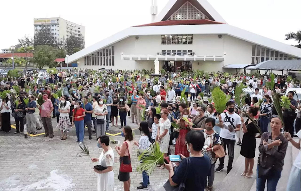 More than a thousand attend Palm Sunday Mass