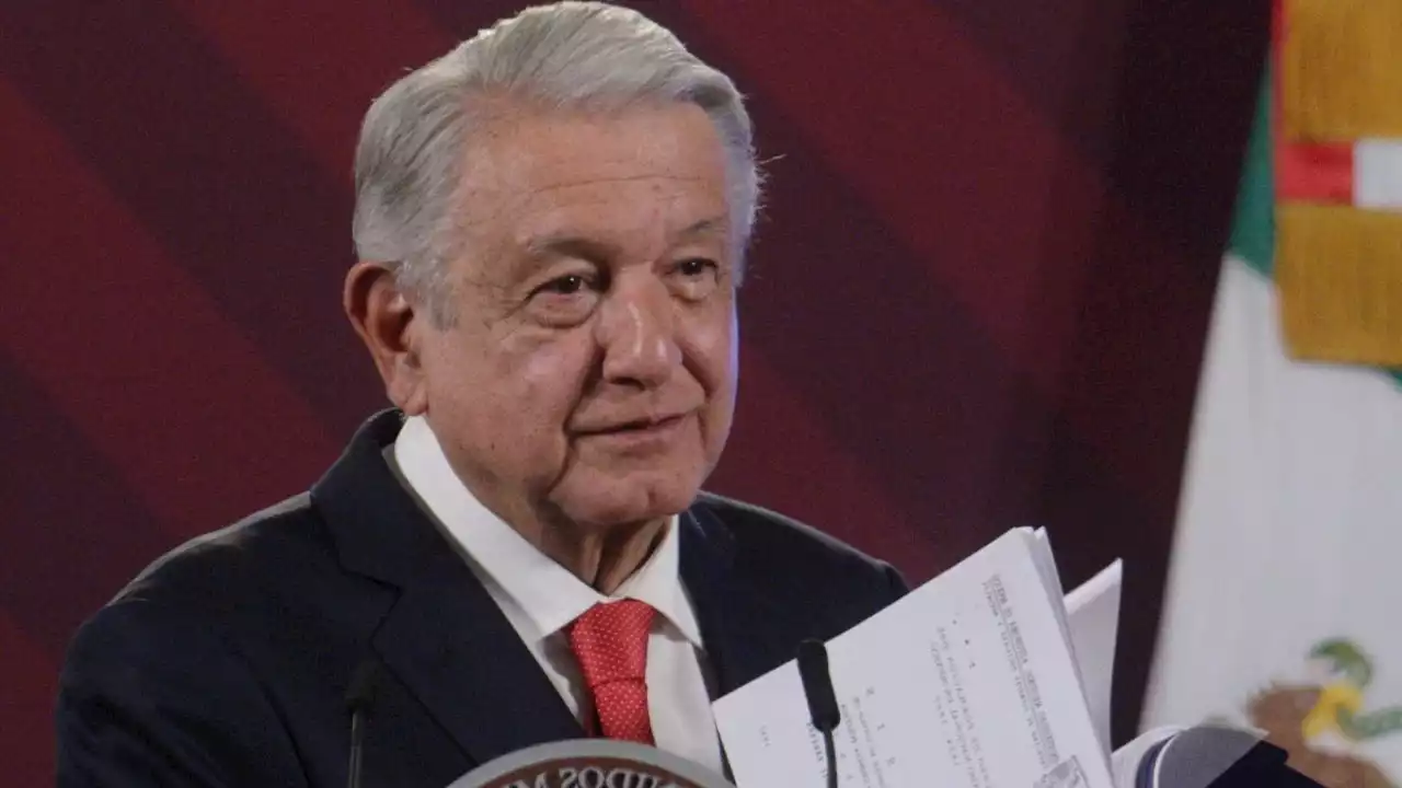 AMLO arremete contra el INAI: revelará su título y tesis de la UNAM