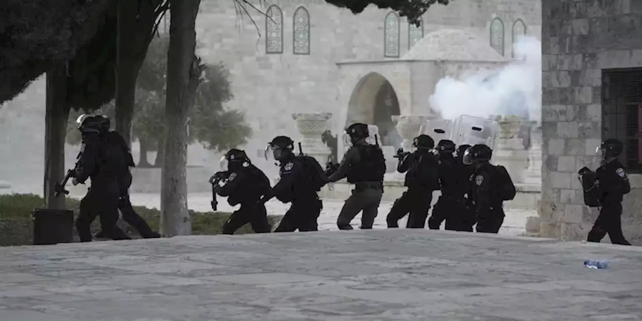 Gli scontri tra palestinesi e polizia israeliana nella moschea di al Aqsa, a Gerusalemme - Il Post