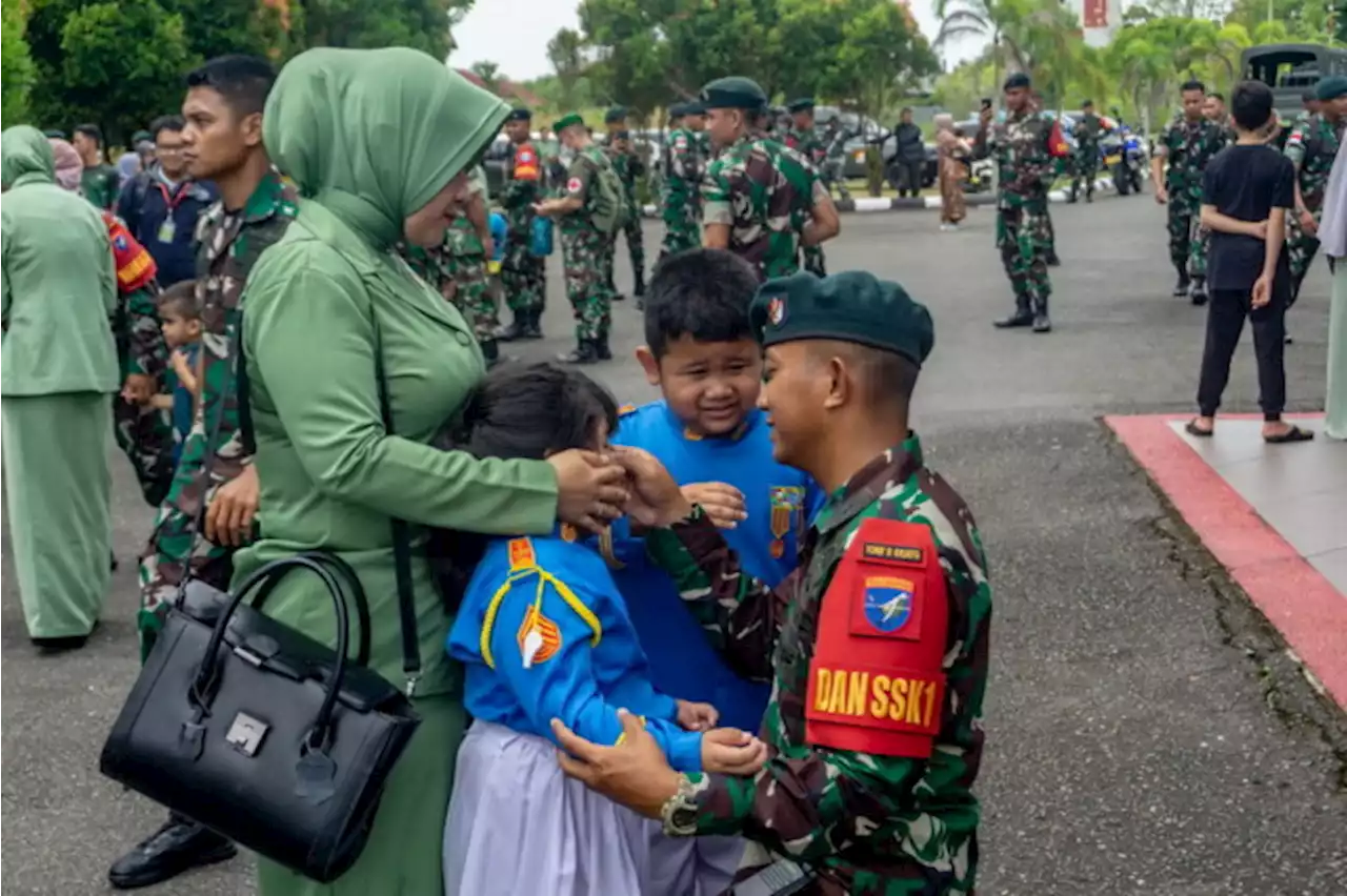 Tangis Haru Keluarga Lepas Prajurit ke Papua