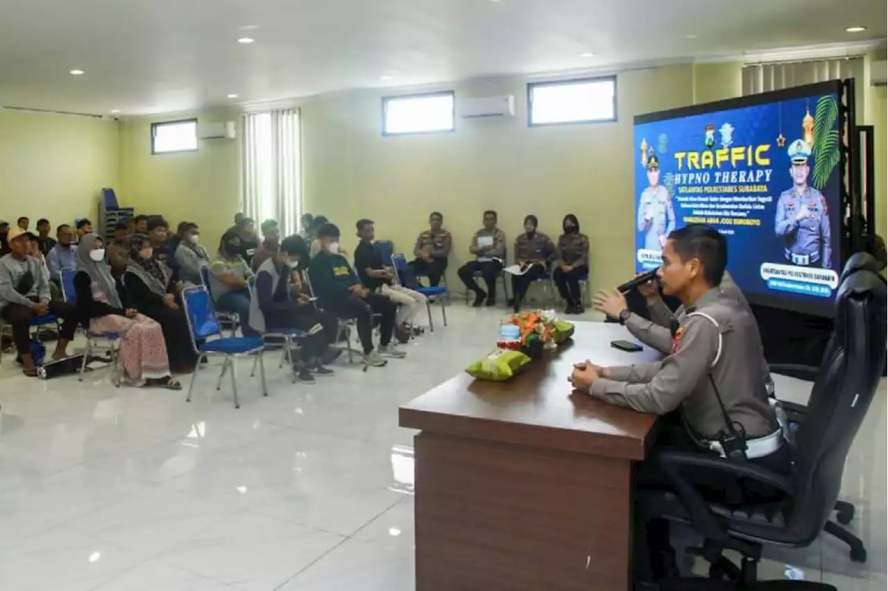 Polisi Hipnoterapi Puluhan Remaja Pelanggar Lalu Lintas di Surabaya