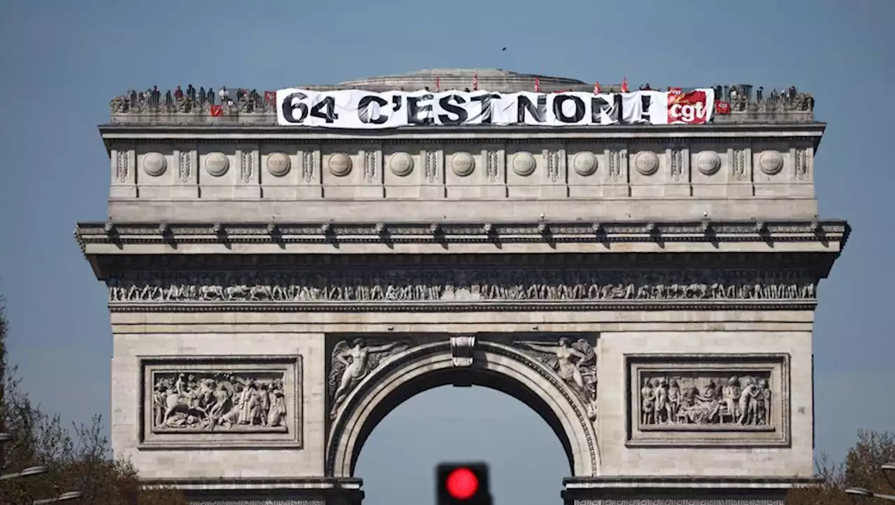 Réforme des retraites : une banderole déployée sur l'Arc de Triomphe