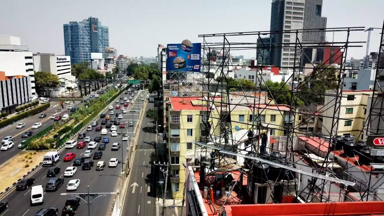 CDMX continúa con el retiro de espectaculares por Ley de Publicidad Exterior