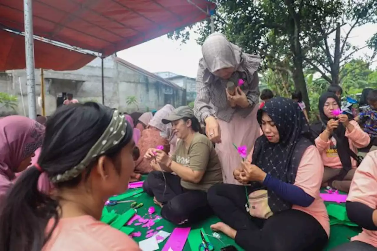 Ngabuburit Asyik, Mak Ganjar Gelar Kursus Kerajinan Bunga Kertas di Depok