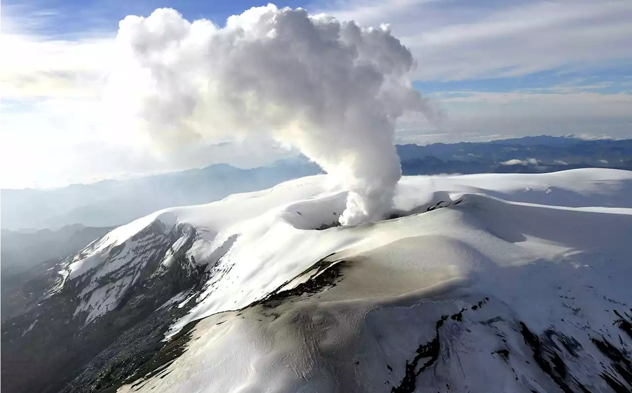 Colombia se alista ante posible erupción del volcán Nevado del Ruiz