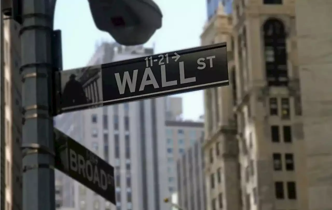 Wall Street cae tras datos económicos de EU; BMV sube