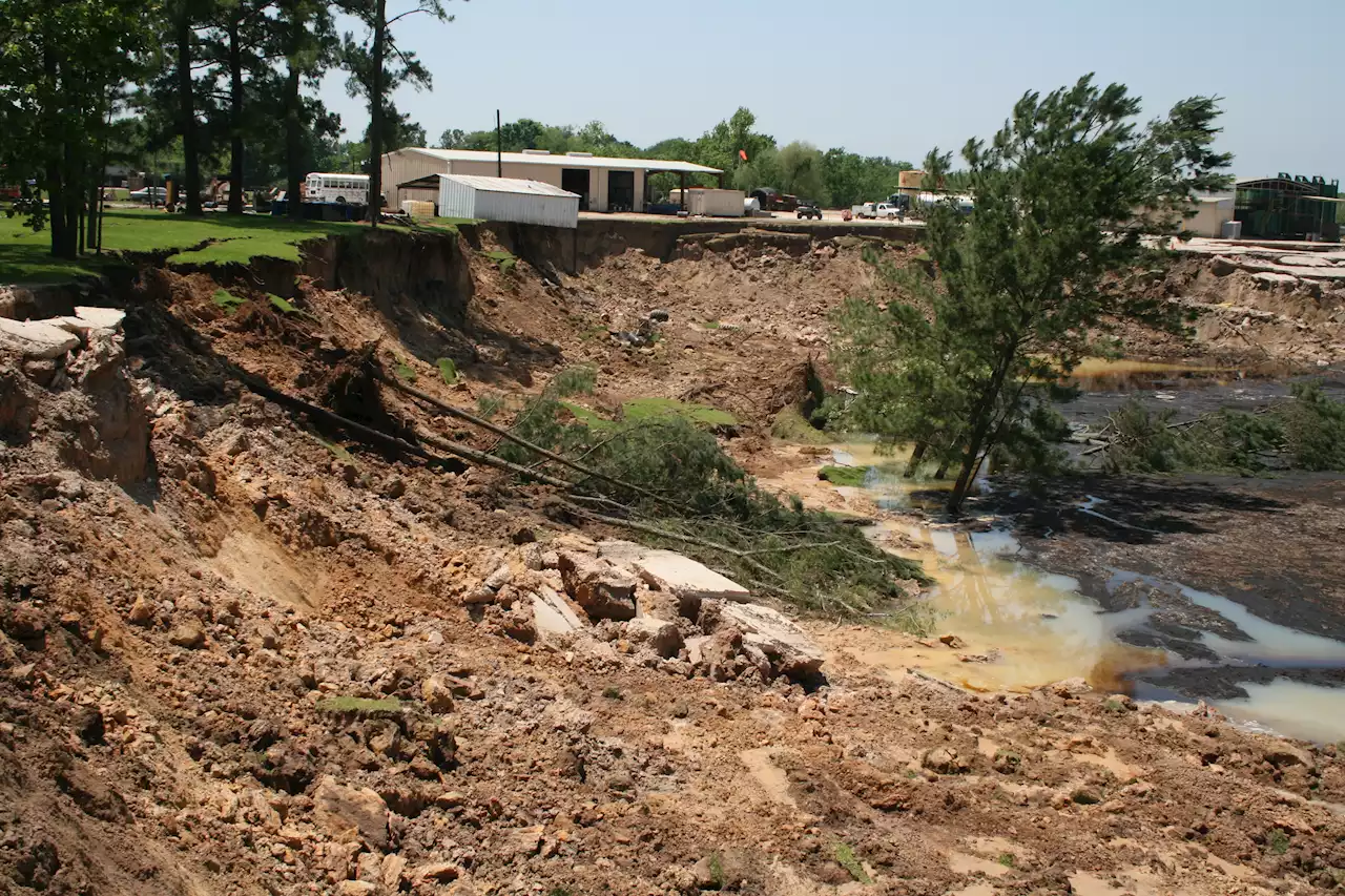 Texas sinkhole now over 1,000 feet wide as residents prepare to flee