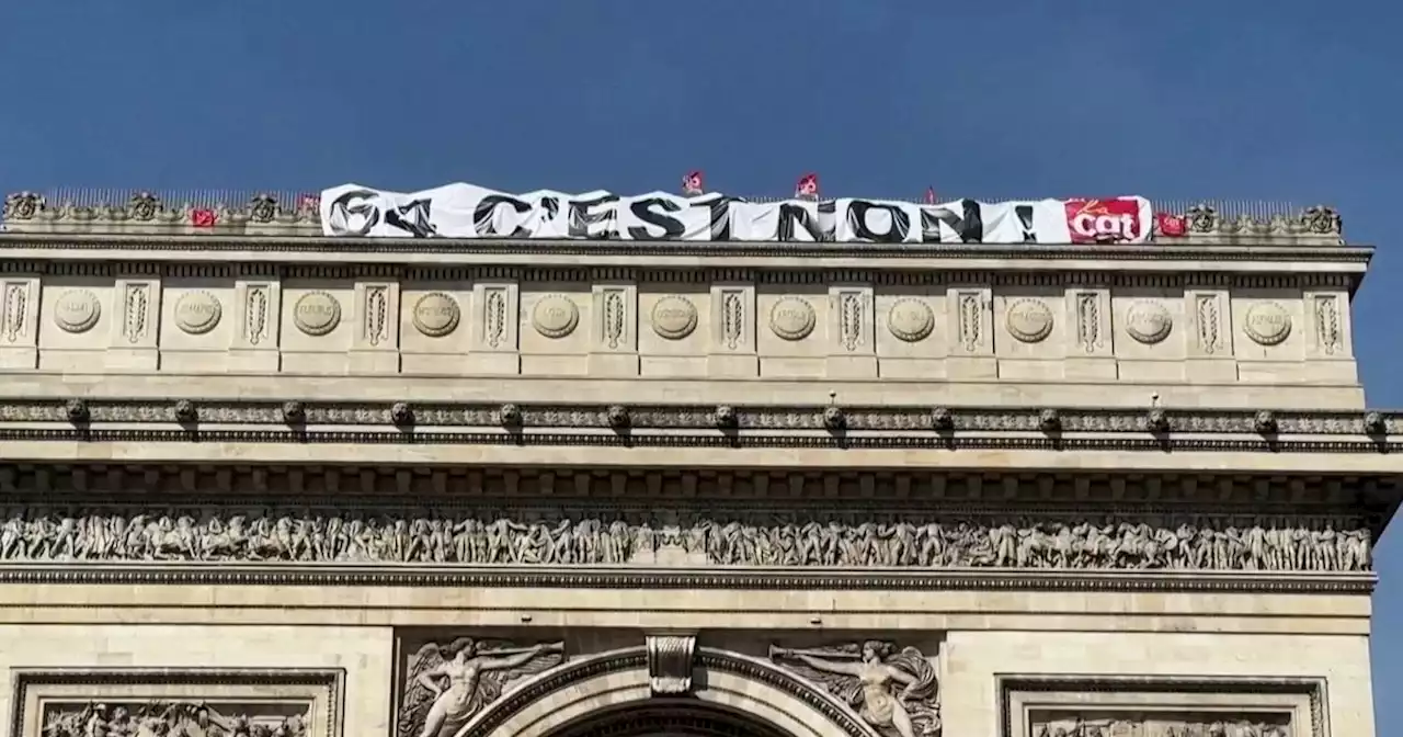 Spettacolare protesta contro la riforma delle pensioni: il blitz dei sindacati sull'Arco di Trionfo