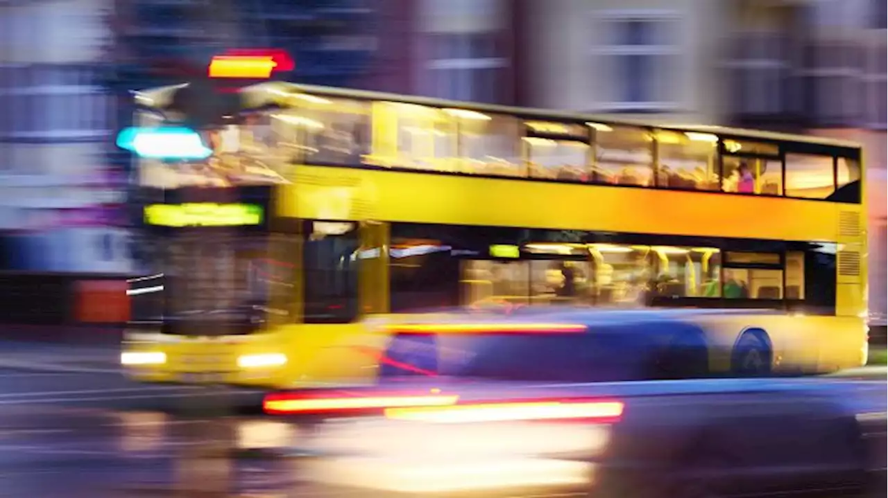 33-Jährige in Berliner Bus mit Messer angegriffen und schwer verletzt