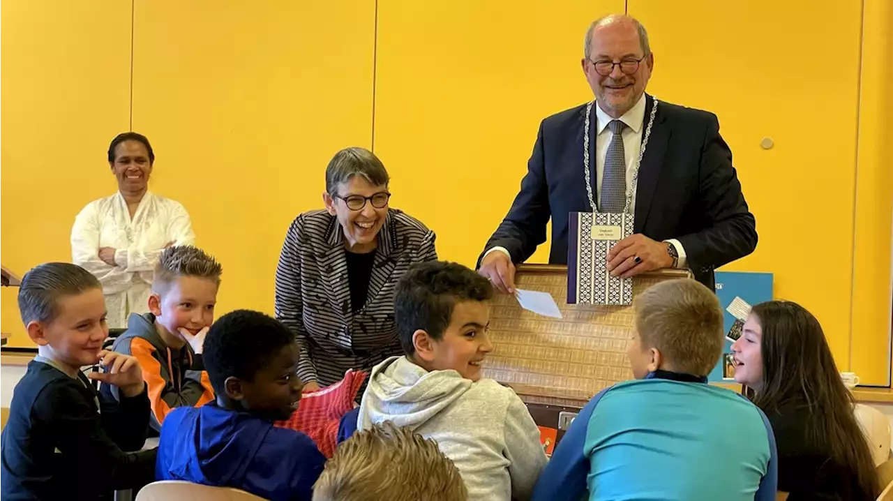 Eerste lespakket over Molukse geschiedenis in Hoogeveen gepresenteerd