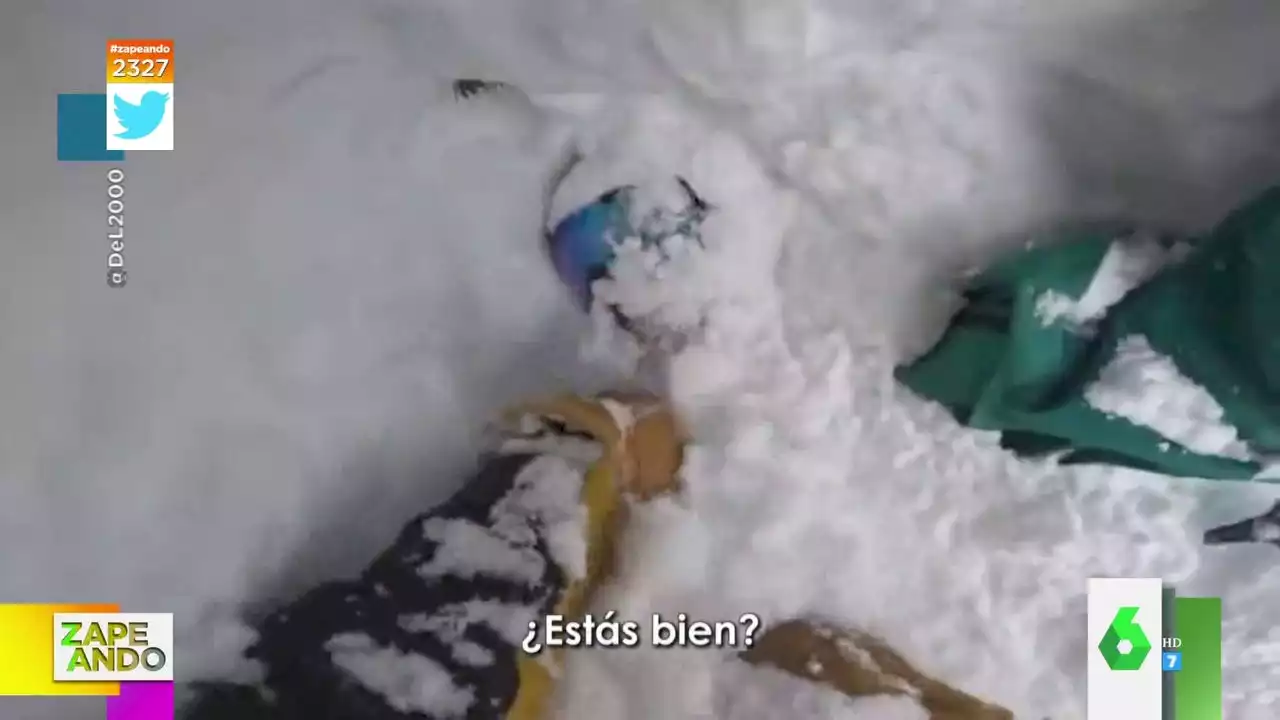 El agónico rescate de un esquiador a un snowboarder enterrado en la nieve: así consigue que respire