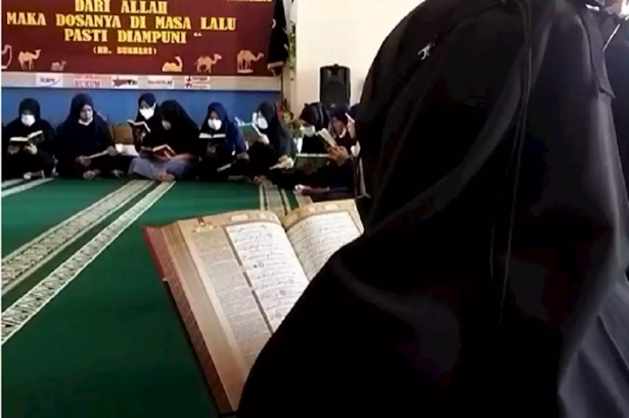 MasyaAllah! Narapidana Lapas Perempuan Malang Khusyuk Tadarusan, Sehari Baca 4 Juz Al Qur'an