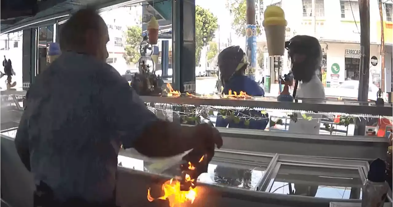 VIDEO: Presuntos extorsionadores prenden fuego a paletería y a adulto mayor en CdMx