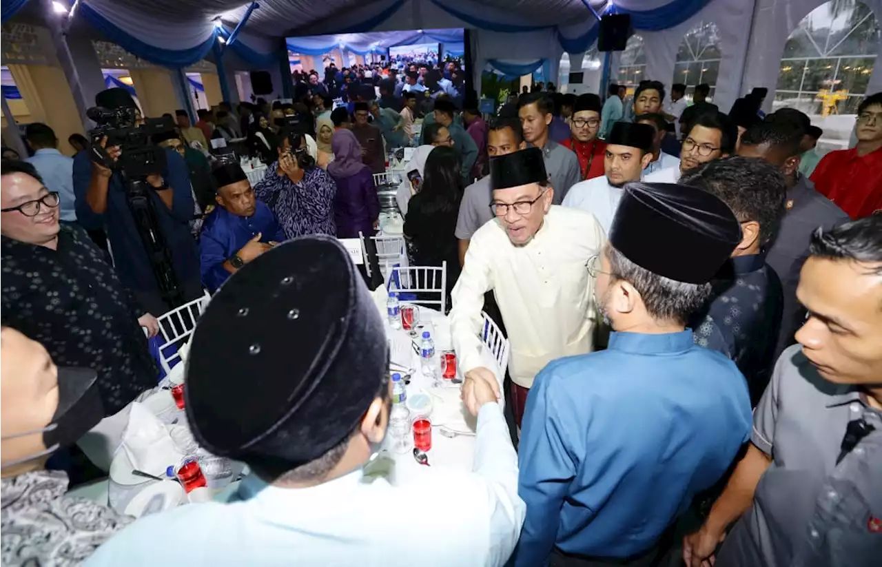 Anwar rai mahasiswa, belia, komuniti sukan berbuka puasa