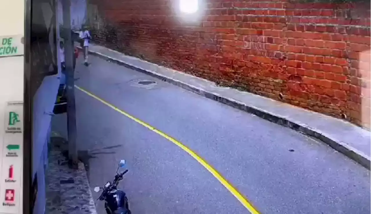 Video: En moto ladrón le arrebató el bolso a una mujer que caminaba en Floridablanca