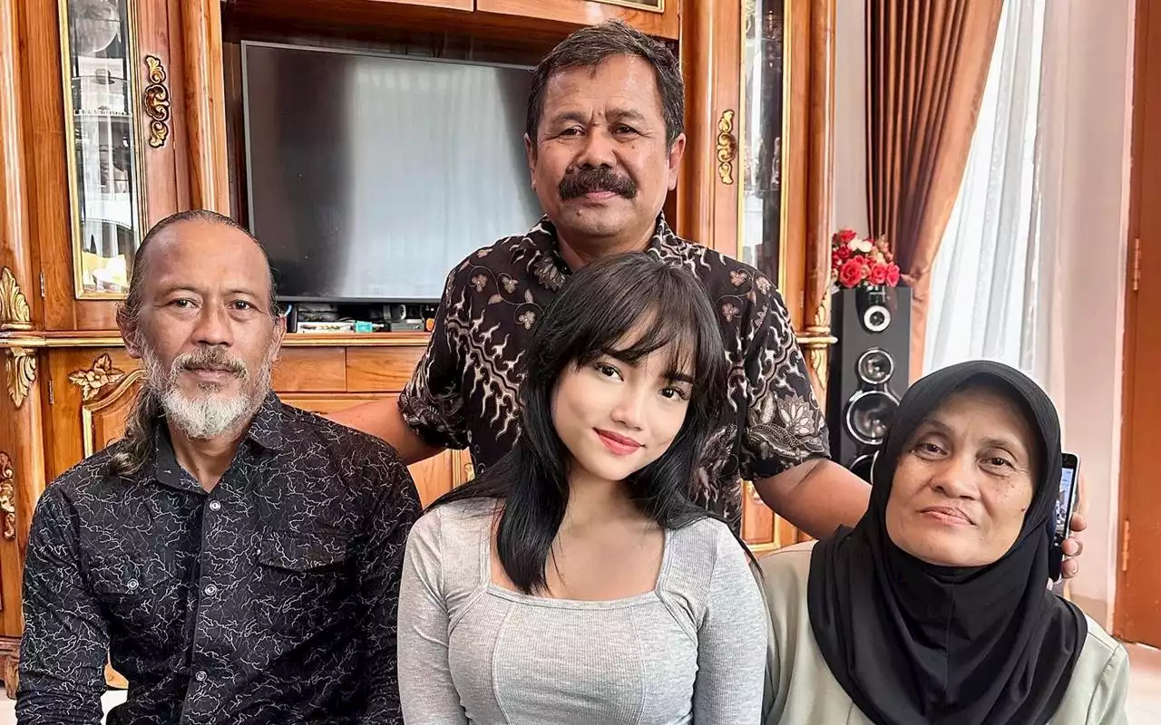 Attitude Fuji An Gandeng Tangan Istri Pak Ansori Bikin Salut