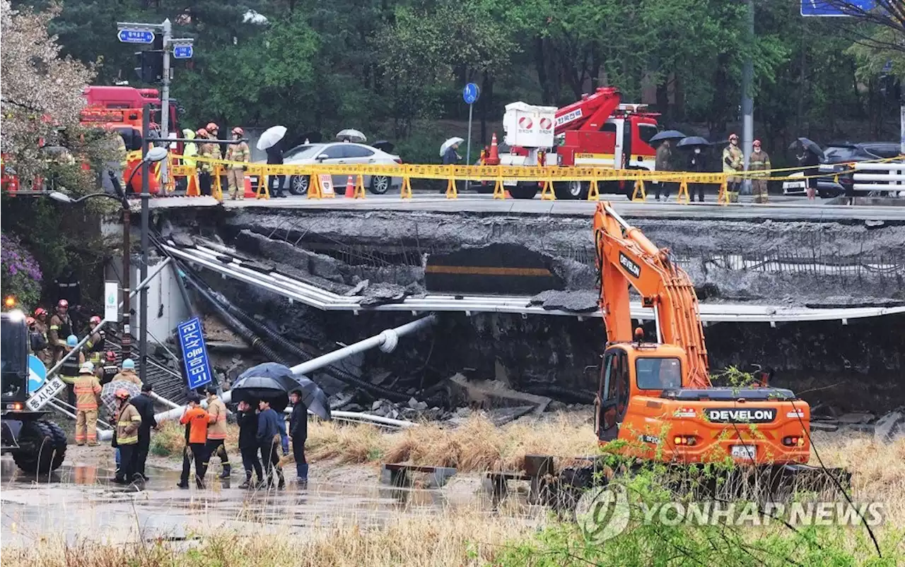 분당 정자교 보행로, 불과 3∼4초만에 '와르르' 붕괴 | 연합뉴스