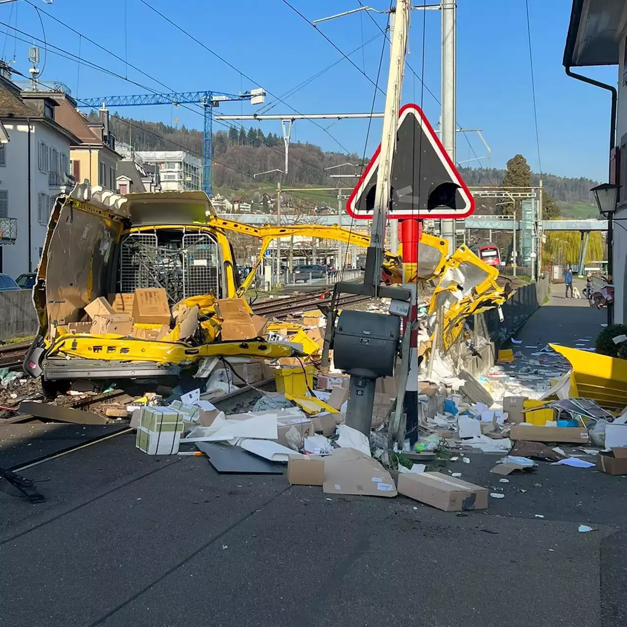 Horgen: Post-Lieferwagen wird von Zug erfasst