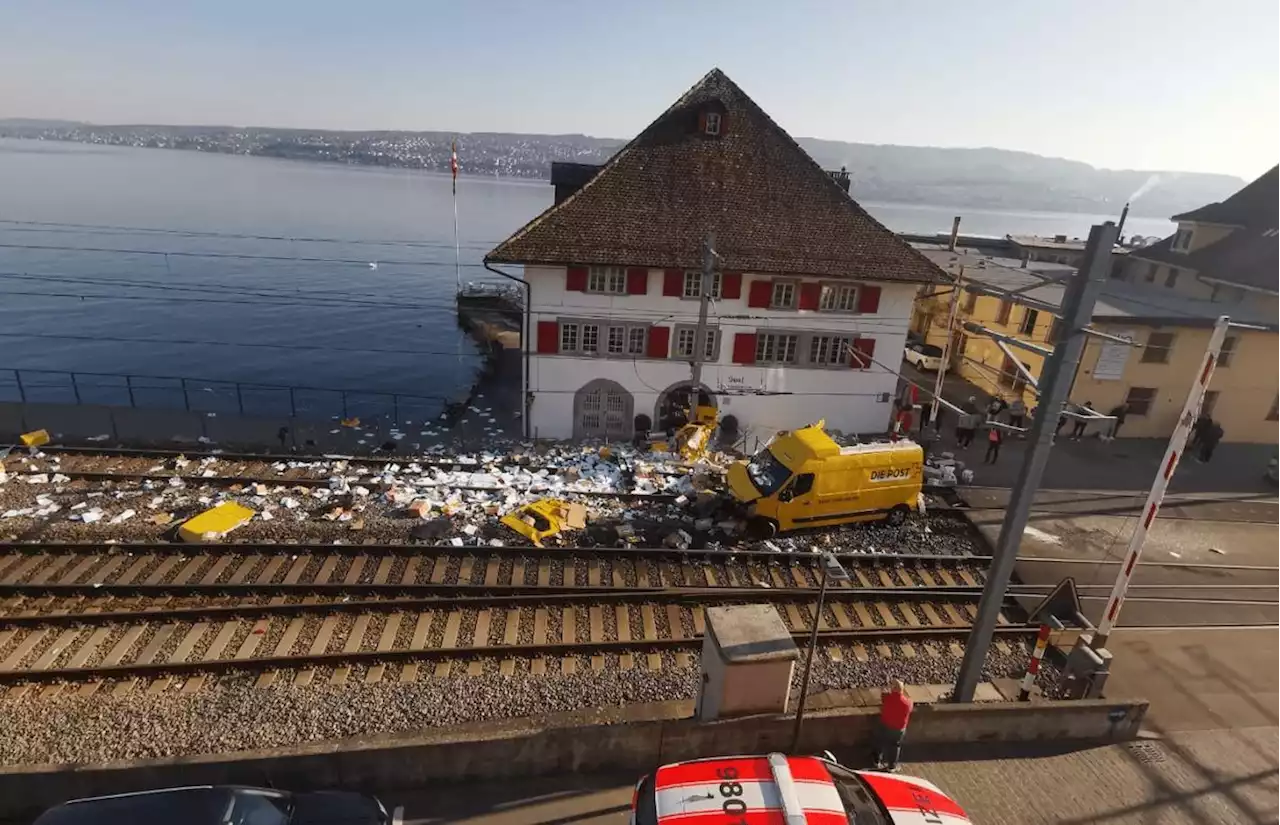 Horgen ZH: Das passiert mit den Paketen nach der Kollision mit dem Post-Lieferwagen