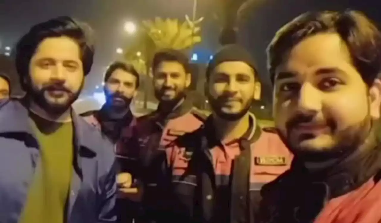 Dolphin squad’s selfie with Hero Butt goes viral