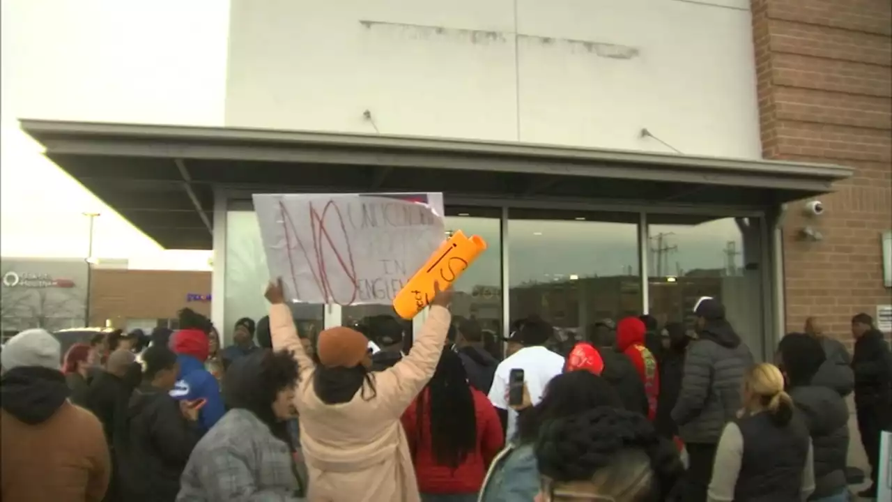 Englewood Save A Lot owners meet with protesters at preview event, postpone store opening