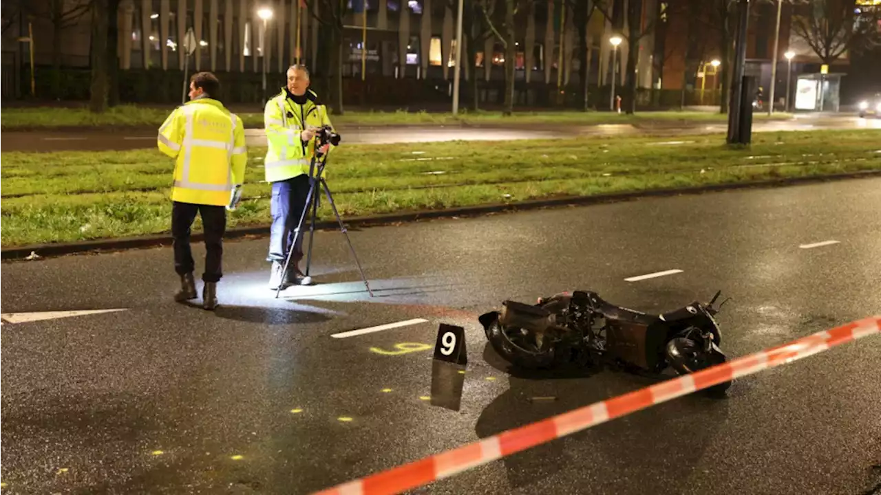 Maaltijdbezorger zwaargewond na aanrijding met auto op Jan van Galenstraat