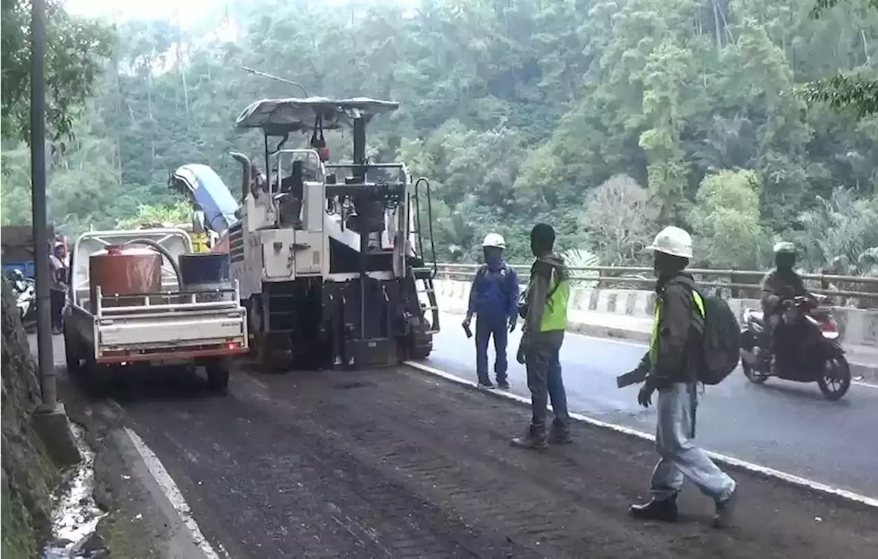 Perbaikan Jalan di Cadas Sumedang Dikebut, Rampung Sebelum Lebaran