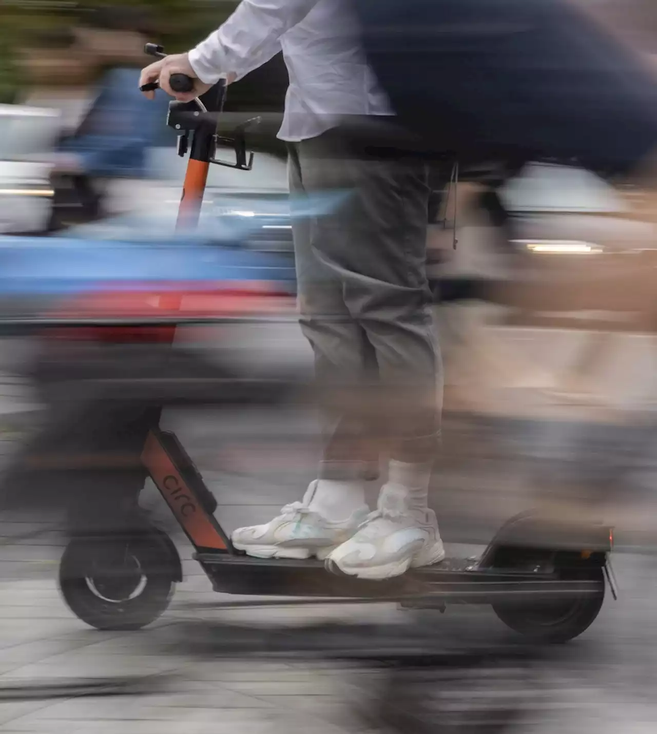 Berlin-Steglitz: Betrunkener E-Scooter-Fahrer prallt gegen Baucontainer