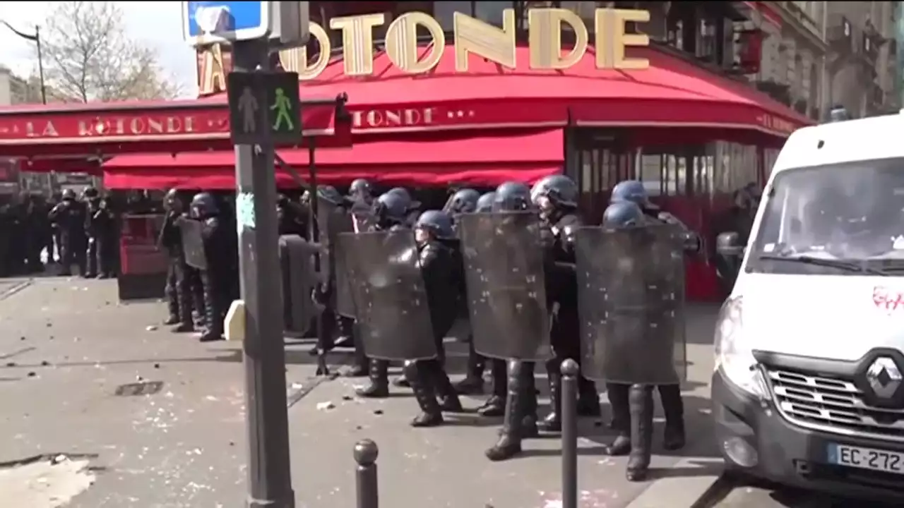 EN DIRECT - Retraites: premières tensions dans le cortège parisien autour du restaurant La Rotonde