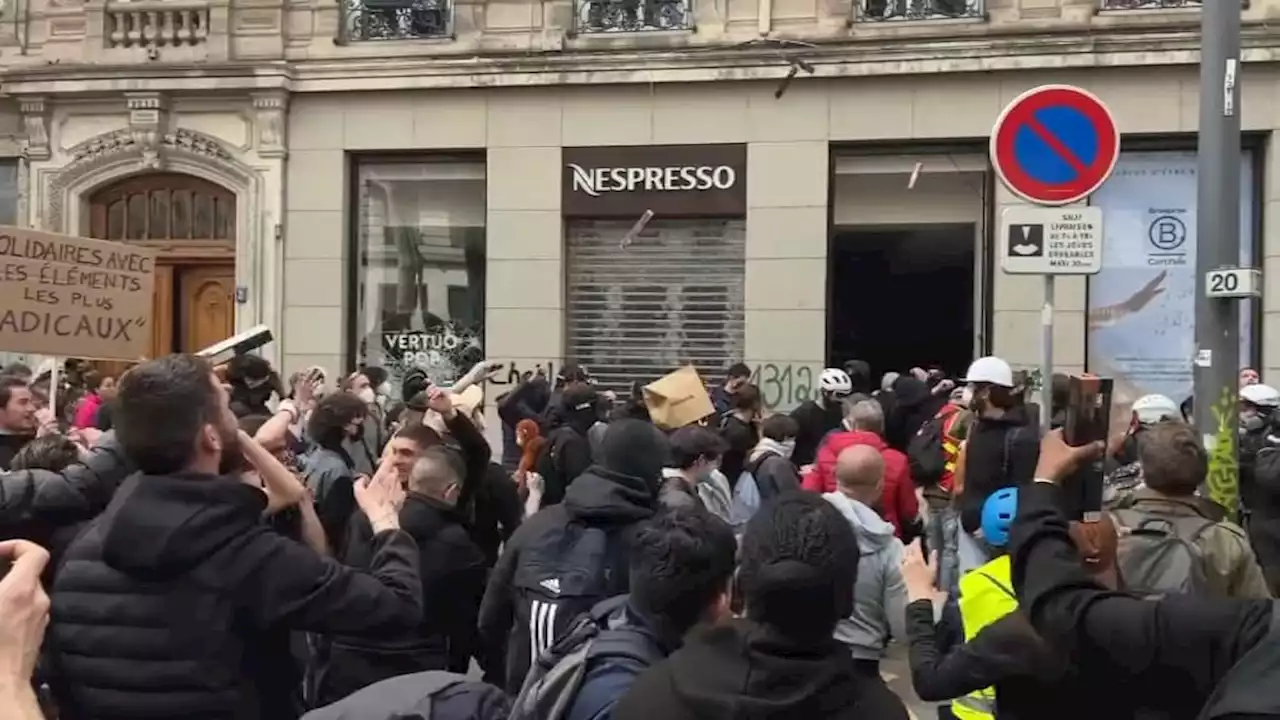 Retraites: des tensions en marge de la manifestation à Lyon, une boutique pillée