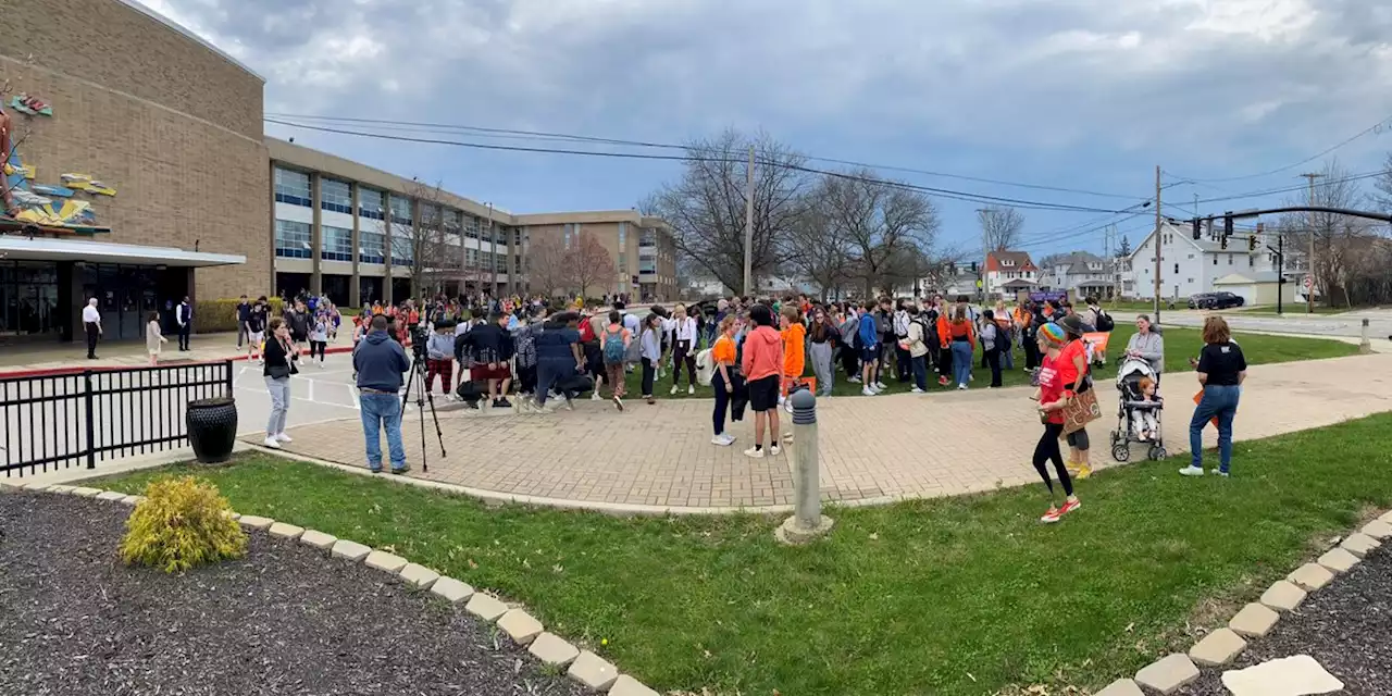 Lakewood High School students organize walk out to rally against school shootings