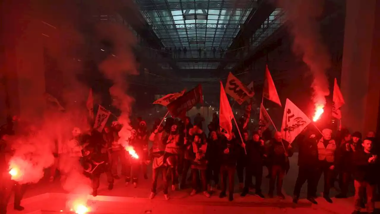 Protesters storm BlackRock's Paris office holding red flares and firing smoke bombs | CNN Business