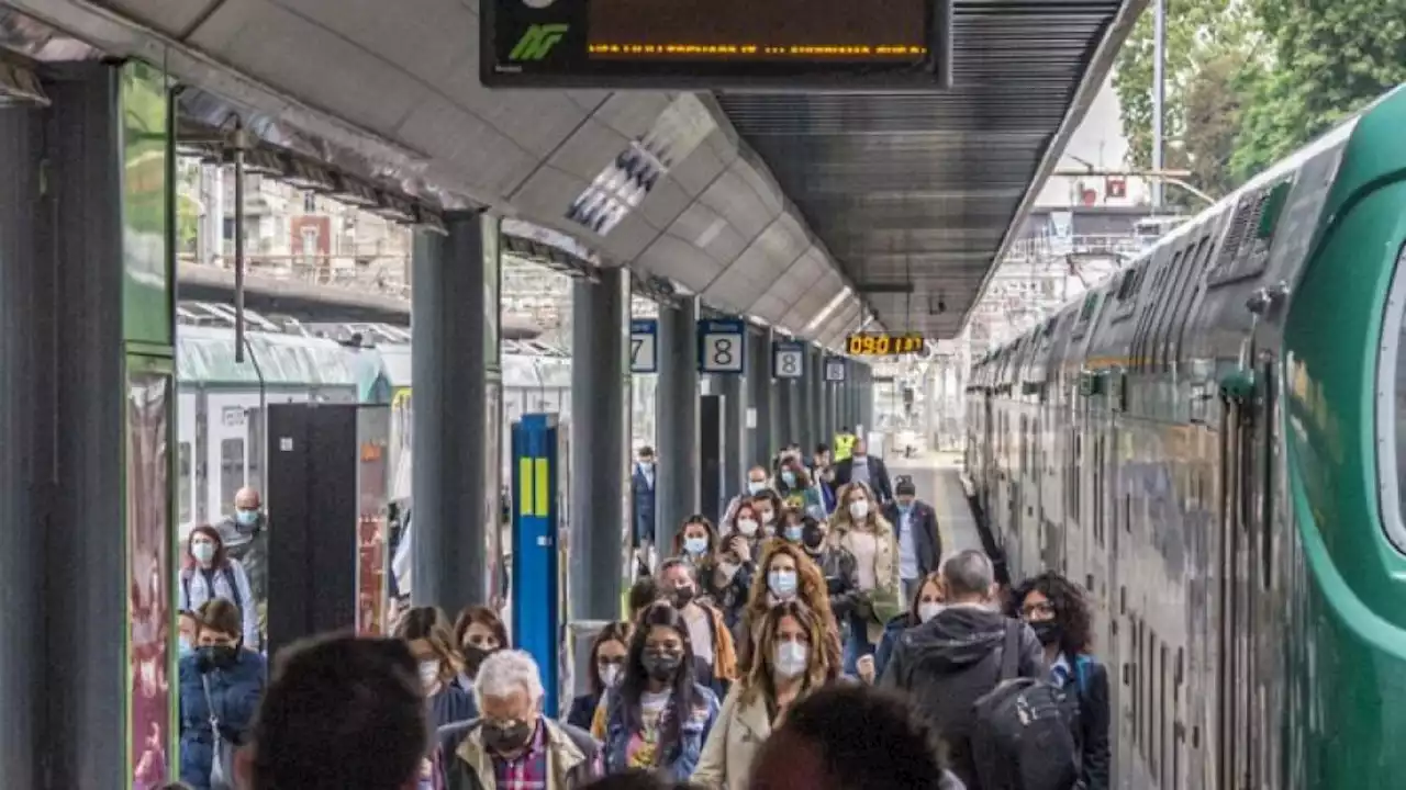 Violentata a 21 anni sul treno Milano-Bergamo: «Mi ha assalita, poi ho reagito»