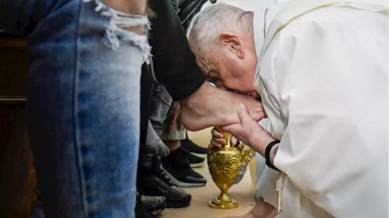 Pope washes feet in Holy Thursday rite at Rome youth prison