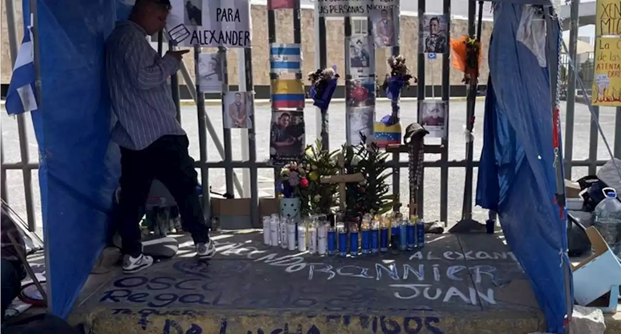 Con flores y veladoras recuerdan a migrantes fallecidos en incendio del INM en Ciudad Juárez | El Universal